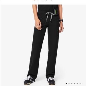Black figs Livingston scrub pants in petite XS
